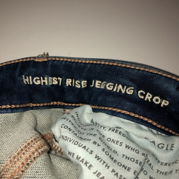 AMERICAN EAGLE LIGHT BLUE CROP JEANS - Picture 5 of 5